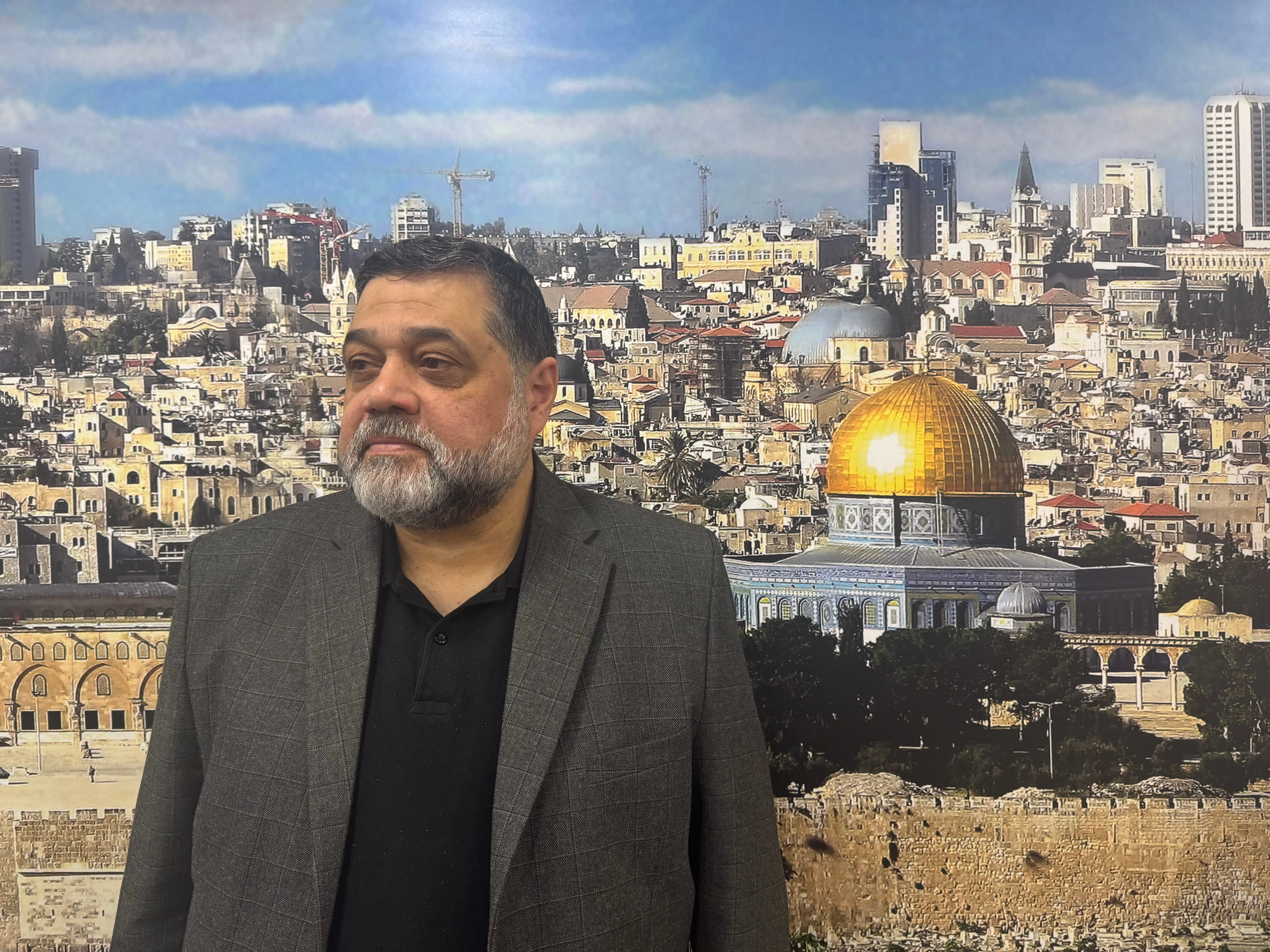 Der hochrangige Hamas-Funktionär Osama Hamdan in einem Hamas-Regionalbüro vor dem Hintergrund des besetzten Jerusalems. Mai 2025. (Foto von Jeremy Scahill)