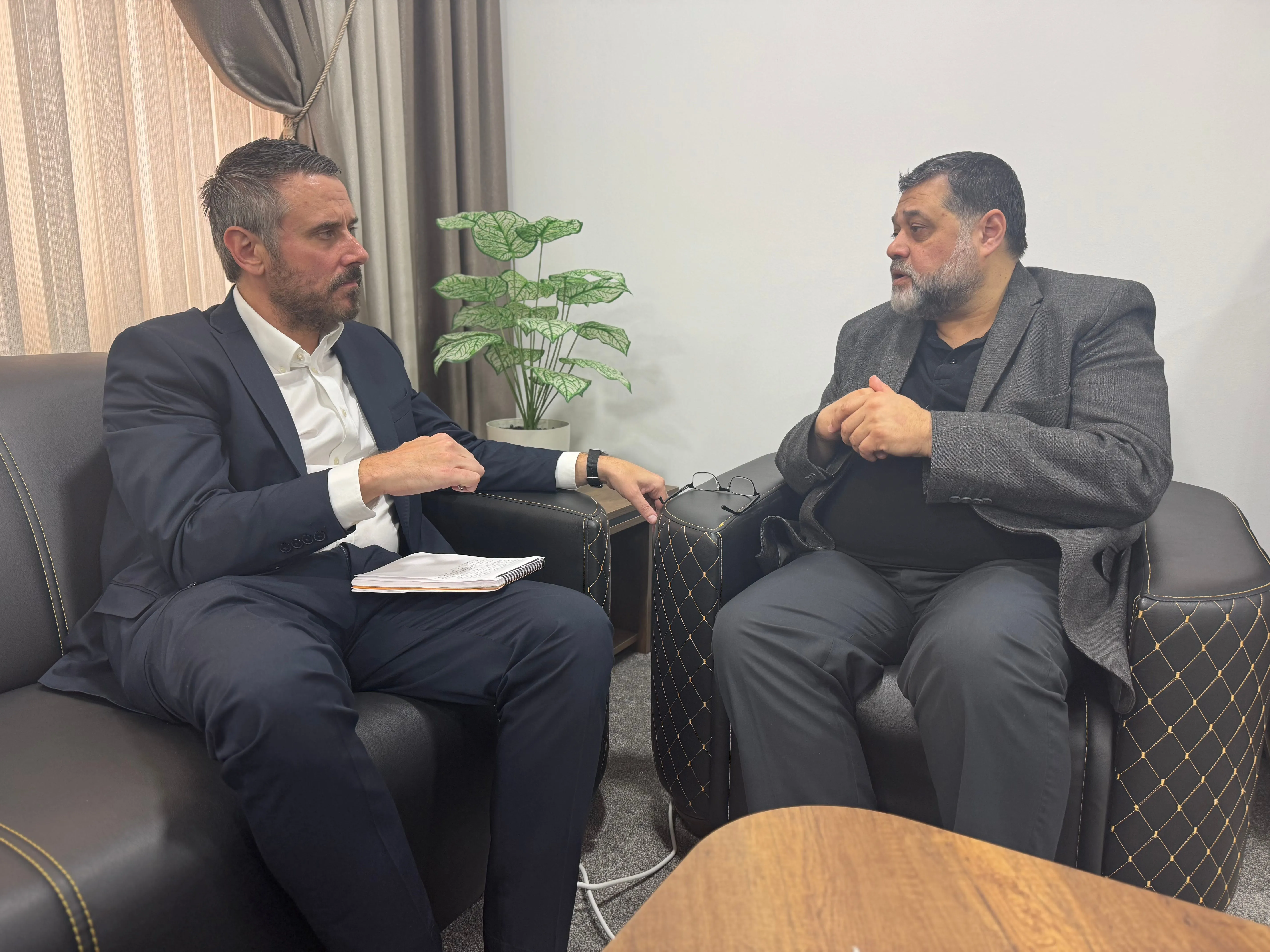 Drop Site News-Journalist Jeremy Scahill im Gespräch mit dem hochrangigen Hamas-Funktionär Osama Hamdan in einem Regionalbüro der Hamas. Mai 2025. (Foto von Jeremy Scahill)