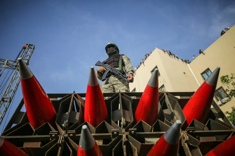 Mitglieder der Qassam-Brigaden, des militärischen Flügels der Hamas, präsentieren ihre Raketen während einer Parade im nördlichen Gazastreifen, 30. Mai. (Nidal Alwaheidi / SOPA Images)