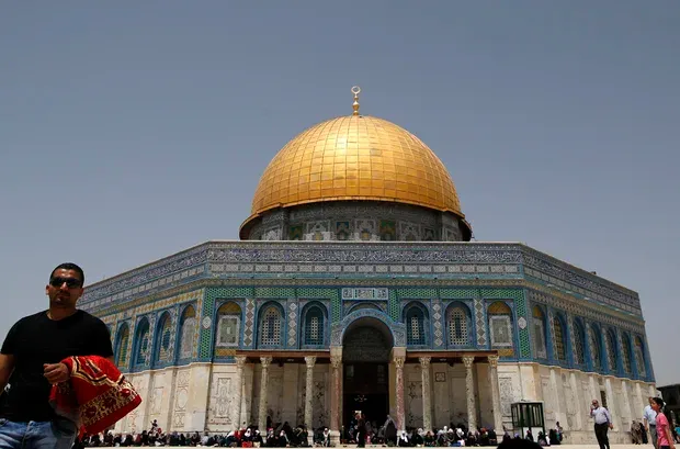 Palästinenser in der Nähe des Felsendoms der al-Aqsa-Moschee am 21. April (AFP)