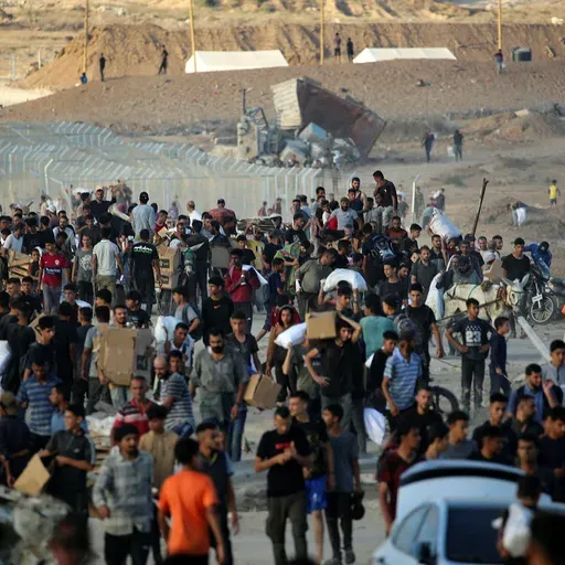 Palästinenser versammeln sich am 25. Juni 2025 an einer Hilfsgüterausgabestelle, die von der privat geführten Gaza Humanitarian Foundation (GHF) in der Nähe des Flüchtlingslagers Nuseirat im nördlichen Gazastreifen eingerichtet wurde. (Foto: Eyad BABA / AFP) Bildnachweis: AFP/EYAD BABA