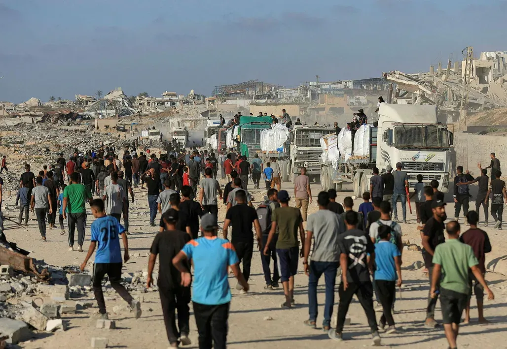 Palästinenser versammeln sich, um Hilfsgüter in Beit Lahia im nördlichen Gazastreifen zu erhalten, 25. Juni 2025. REUTERS/Dawoud Abu Alkas Credit: DAWOUD ABU ALKAS/רויטרס
